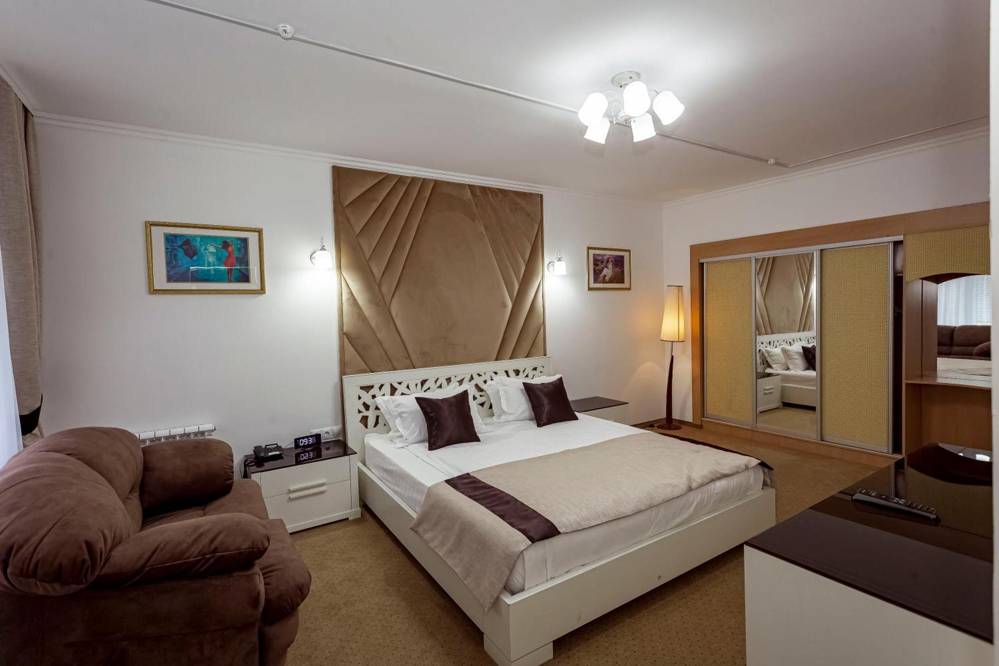 Kurmet Hotel Uralsk Exterior photo